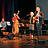 Eine Band auf der Bühne.