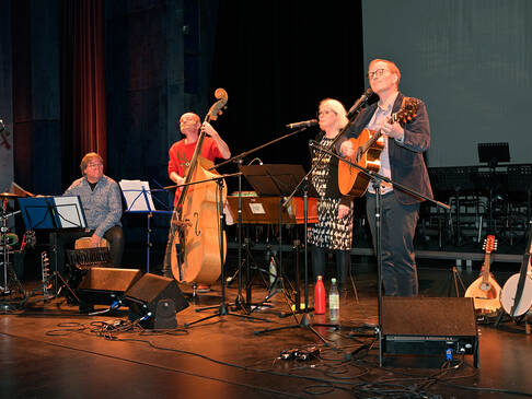 Eine Band auf der Bühne.