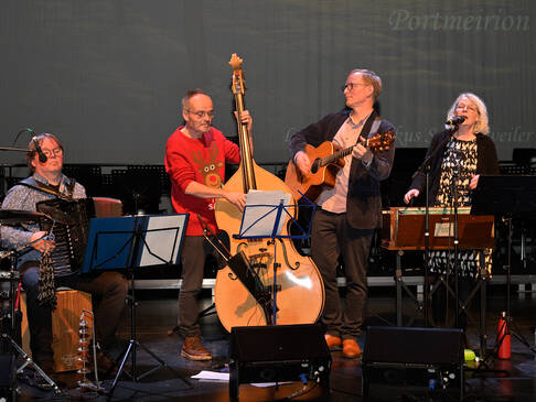 Eine Band auf der Bühne.