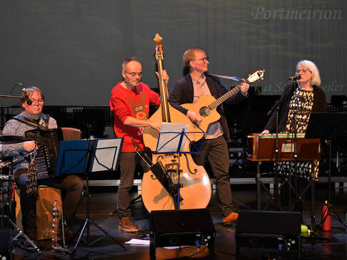 Eine Band auf der Bühne.