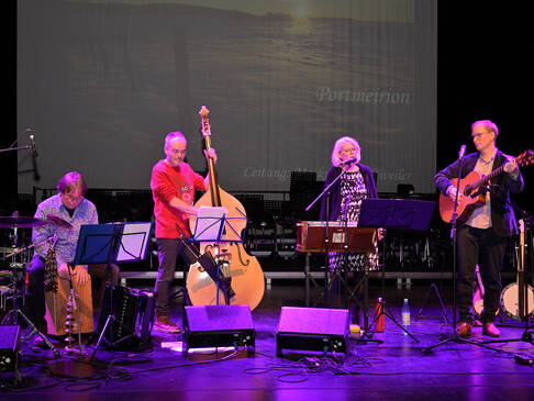 Eine Band auf der Bühne.