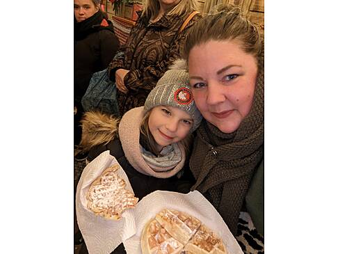 Eine Frau mit Kind uns zwei Waffeln.