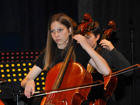 Eine junge FRau spielt Cello.