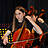 Eine junge FRau spielt Cello.