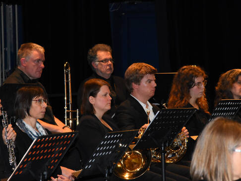 Mehrere Musiker aus dem Orchester.