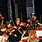 Viele Musiker spielen ihr Instrument.