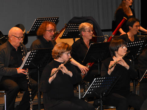 Mehrere Blasinstrument Musiker.