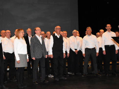 Ein Chor auf der Bühne.