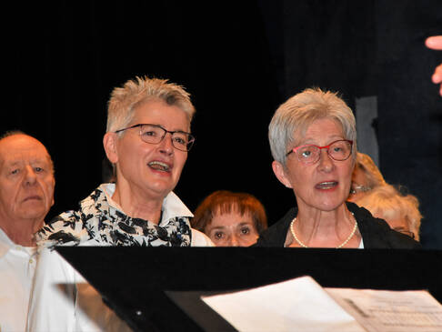 Zwei Frauen singen.