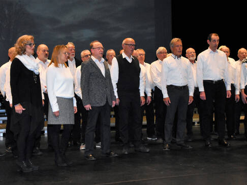 Ein Chor auf der Bühne.
