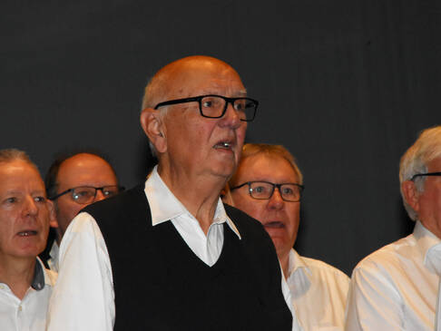 Männer singen.