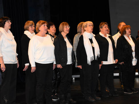 Frauen singen.