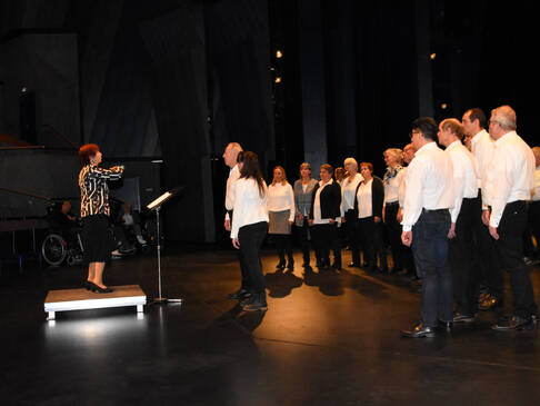 Der Chor mit seiner Dirigentin.