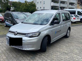 Frontansicht des neuen Autos.