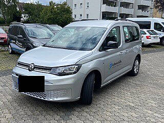 Frontansicht des neuen Autos.