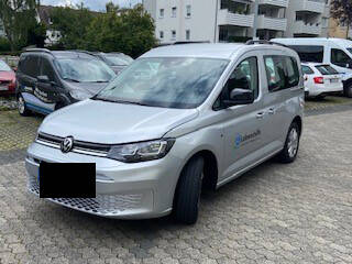 Frontansicht des neuen Autos.