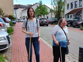 Zwei Frauen mit Müllgreifern in der Hand