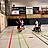 Basketballer mit und ohne Hilfsmittel auf einem Spielfeld.