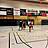 Basketballer mit und ohne Hilfsmittel auf einem Spielfeld.