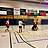 Basketballer mit und ohne Hilfsmittel auf einem Spielfeld.