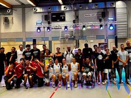 Gruppenbild mehrerer Basketballmannschaften.