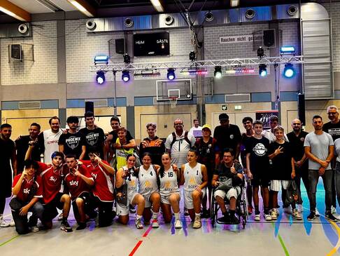 Gruppenbild mehrerer Basketballmannschaften.