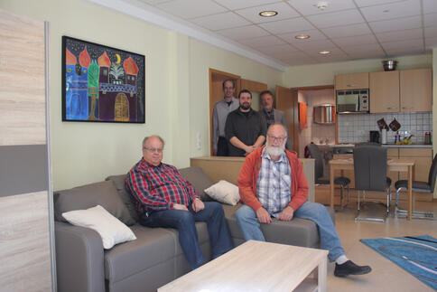 Von unten links nach rechts: Herr Frutig (Lehrer), Herr Wenzel (Lehrer)
Von oben rechts nach links: Herr Rittinghaus (Leitung Schule an der Höh), Herr Besler (Mitarbeiter aus dem Ambulant unterstützten Wohnen), Herr Sieburg (Vorstandsmitglied).
Bild: Grégoire