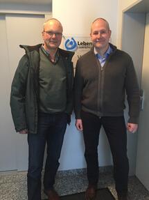 v.l.n.r.: Bernhard Dickhut (Lebenshilfe Herne) und Stephan Thiel (Lebenshilfe Lüdenscheid) planen gemeinsam „das wahre Derby“. Bild: Lebenshilfe Lüdenscheid