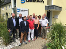 Vertreter der CDA und der Lebenshilfe Lüdenscheid beim gemeinsamen Treffen. 
Stephan Thiel (ganz links), Uwe Schummer (daneben hinten), Alexander Fenzl (daneben vorne), Roland Krichel, CDA Kreisvorsitzender (in rot), Michael Lang (CDA), Philipp Röster (stellv. CDA Kreisvorsitzender), Annika Grundke (vorne, 4 v.r.), Sarah Bauermeister (3 v.r.), Karlheinz Kühn (stellv. CDA Kreisvorsitzender), Dr. Wolfgang Schröder (hinten rechts)
