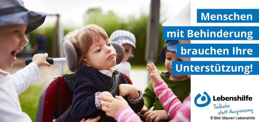 Mädchen im Rollstuhl in Gruppe von Kindern.