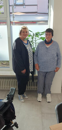 Bild: Peer-Beraterin Heike S. (rechts) neben Jessica R. vom Lebenshilfe Center.