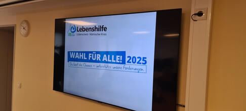 Ein Monitor mit dem Schriftzug Wir haben die Wahl