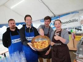 Spiralchips und Wein beim Stadtfest