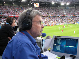 Legende am Mikrofon: Manni Breuckmann moderiert Benefiz-Fußball-Derby