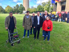 Vier Personen stehen mit Herrn Bachmann und Herrn Dudas am Landtag