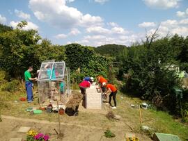 Aufbauen, Umgraben, Pflanzen: Ein Team von RWE Companius unterstützt  Lebenshilfe Lüdenscheider Gartenprojekt