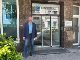 Stephan Thiel vor dem Lebenshilfe Center in Menden