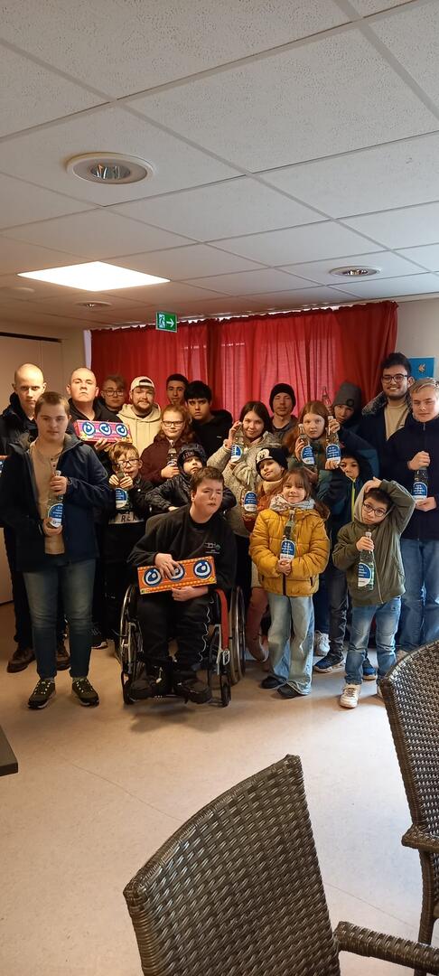 Viele Personen in einem Raum