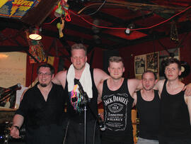 500 Euro durch Benefizkonzert: Skylight und Petrykor rockten das Panoptikum 