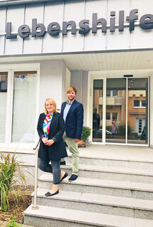 Die beiden Mitarbeiter des „Zentrum für Inklusion“ – Katrin Soennecken und Alexander Fenzl