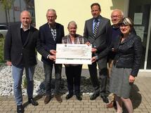 Bild v.l.n.r.: Stephan Thiel (Vorstandsvorsitzender der Lebenshilfe), Udo Lütteken, Ingrid vom Hofe und Dr. Michael Schulte von der Karl-Reeber-Stiftung und Dr. Wolfgang Schröder und Doris Mähler vom Aufsichtsrat der Lebenshilfe. 