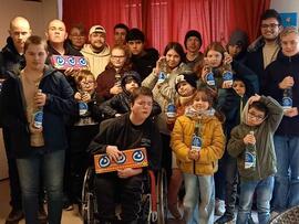 Viele Personen in einem Raum