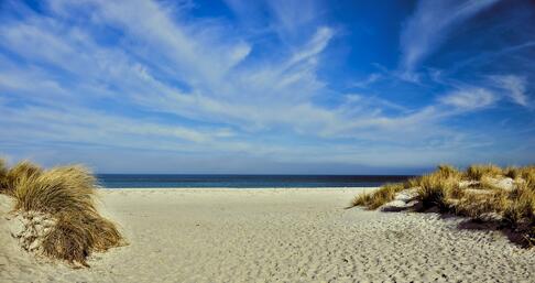 Strand Meer und blauer Himmel