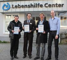 v.l.n.r.: Dr. Gunther Fay, Prof. Michael Wiek und Stephan Masloff erhielten von Sven Sieburg, Mitglied des hauptamtlichen Vorstandes der Lebenshilfe ‪Lüdenscheid‬, die Urkunde „Partner der Lebenshilfe“