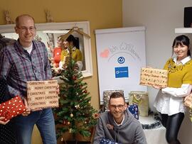 Mehrere Personen mit Geschenken in der Hand.
