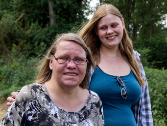 2 Frauen draussen in der Natur.