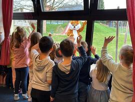 Viele Kinder winken dem Hasen zu.