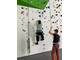 Ein Mensch an der Kletterwand ein anderer sichert ihn