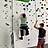 Ein Mensch an der Kletterwand ein anderer sichert ihn