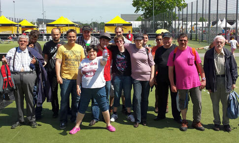 eine Gruppe von Menschen mit und ohne Beeinträchtigung